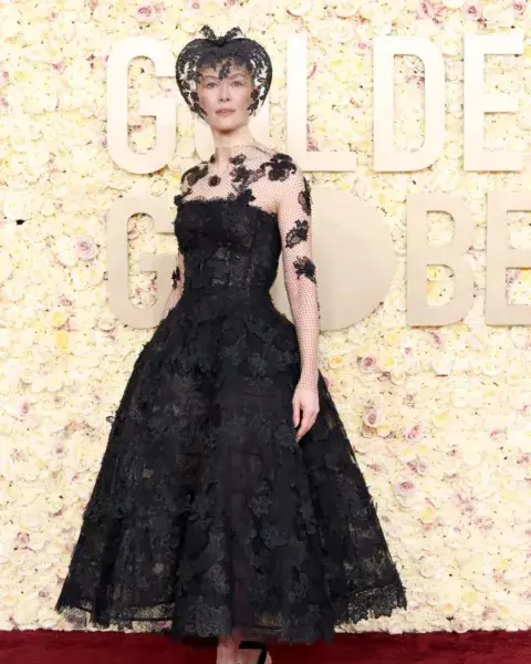 Mix con gótico, Rosamund Pike sorprendió con un fascinator y unas manguitas de encaje. Mix con gótico, Rosamund Pike sorprendió con un fascinator y unas manguitas de encaje.
