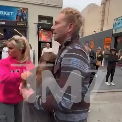 Ian Ziering consolando a su hija, tras el ataque. Ian Ziering consolando a su hija, tras el ataque.