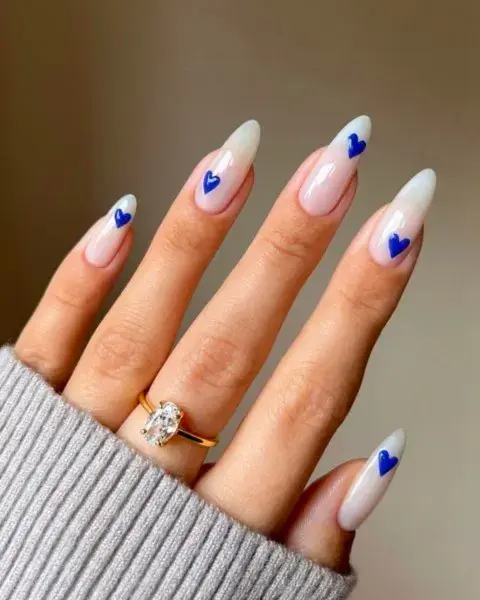 Con una base milky, queda genial si le sumás unos corazoncitos azules. Con una base milky, queda genial si le sumás unos corazoncitos azules.