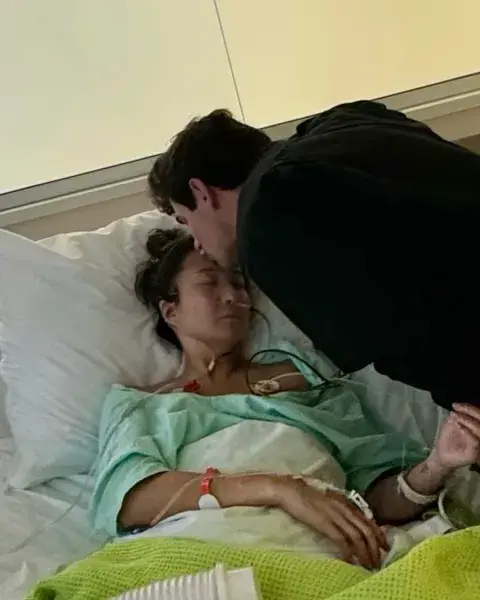 La actriz de Emily in Paris que estuvo al borde de la muerte. La actriz de Emily in Paris que estuvo al borde de la muerte.