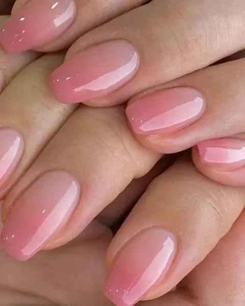 En plan barbiecore pero también en la búsqueda de un tono natural, combina el nude con el rosa.