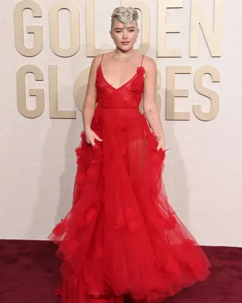 Florence Pugh combinó rojos y transparencias, su vestido es súper coquette. Florence Pugh combinó rojos y transparencias, su vestido es súper coquette.