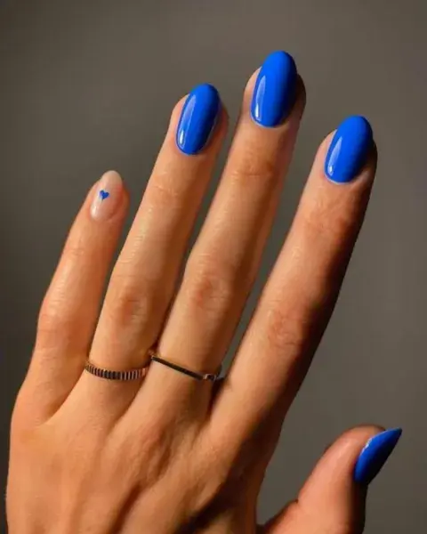 En azul eléctrico, podés ir con un tono pleno o sumarle algún detalle a una de las uñas. En azul eléctrico, podés ir con un tono pleno o sumarle algún detalle a una de las uñas.