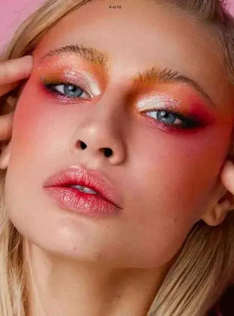 En plan de súper make up, es súper combinable con el plateado y el rosa. En plan de súper make up, es súper combinable con el plateado y el rosa.