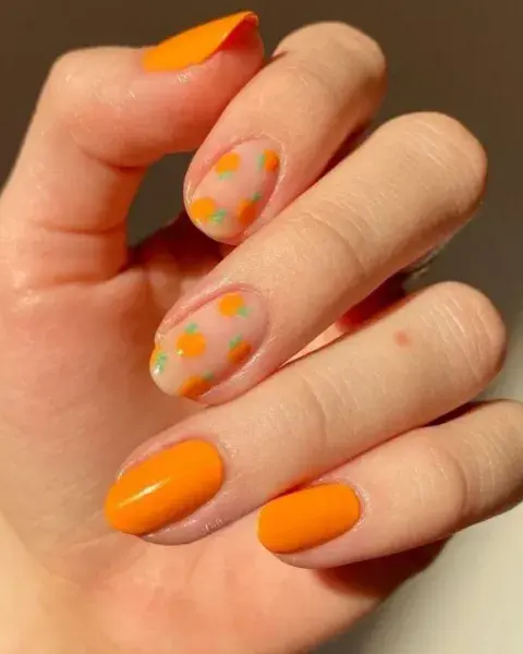 El naranja es otro de los colores tendencia del verano y combinarlo con naranjitas, también es súper cute.