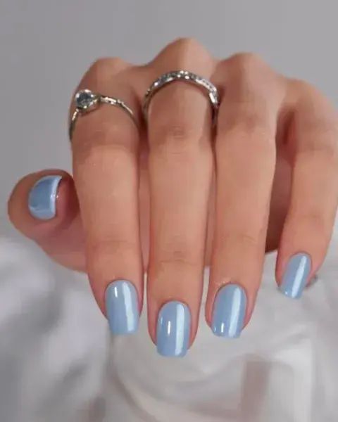 Los esmaltes brillantes están volviendo con todo y en azul quedan divinos. Los esmaltes brillantes están volviendo con todo y en azul quedan divinos.