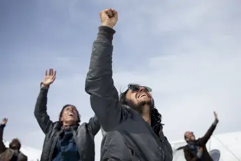 Los sobrevivientes y los que no pudieron salir con vida son el centro de esta historia. Los sobrevivientes y los que no pudieron salir con vida son el centro de esta historia.