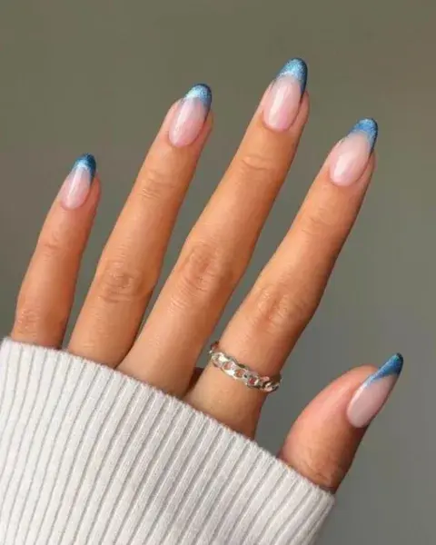 También en plan francesita, podés hacerlo con un esmalte azul con brillitos. También en plan francesita, podés hacerlo con un esmalte azul con brillitos.