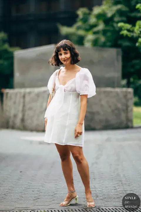 Vestido blanco por arriba de la rodilla con transparencia y manga ballon. Un género ligero y fresco ideal para los días de verano. Vestido blanco por arriba de la rodilla con transparencia y manga ballon. Un género ligero y fresco ideal para los días de verano.