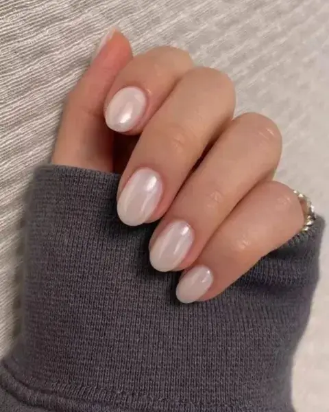 Otra de las tendencias fuertes son los tonos perlados, tanto en blanco como en rosa.