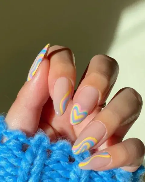 Los corazones en tono arcoiris, son una opción muy divertida y súper chic.