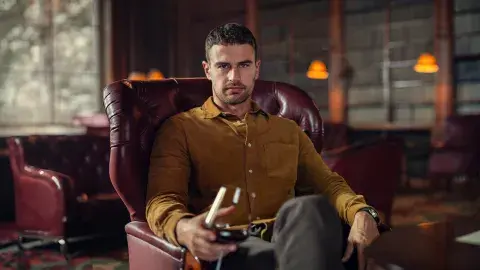 The James en The Gentleman, serie de Guy Ritchie en Netflix. The James en The Gentleman, serie de Guy Ritchie en Netflix.