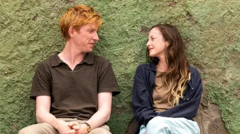 Andrea Riseborough y Domhnall Gleeson en la serie inglesa Alice & Jack. Andrea Riseborough y Domhnall Gleeson en la serie inglesa Alice & Jack.