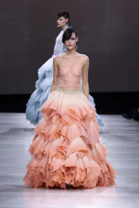 Armani Privé con tejidos técnicos, transparencias y falda en capas. Armani Privé con tejidos técnicos, transparencias y falda en capas.