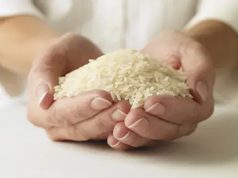Arroz, elemento clave en el ritual para atraer dinero y prosperidad. Arroz, elemento clave en el ritual para atraer dinero y prosperidad.