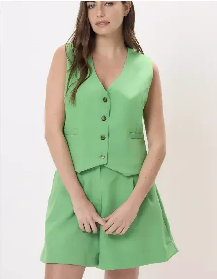 Chaleco y Bermuda con corte sastrero, Awada $50.050 y $37.500 Chaleco y Bermuda con corte sastrero, Awada $50.050 y $37.500