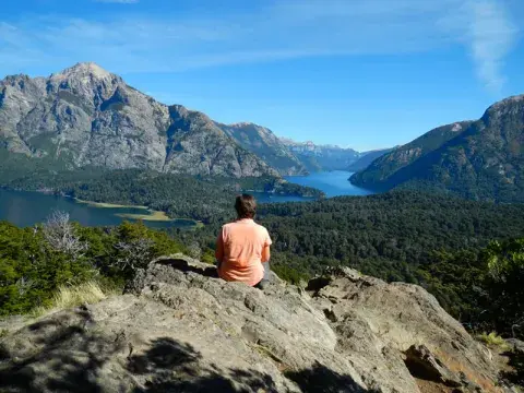 A más de 1000 metros sobre el nivel del mar, podés observar gran parte de la península de Llao Llao y del “Circuito Chico”. A más de 1000 metros sobre el nivel del mar, podés observar gran parte de la península de Llao Llao y del “Circuito Chico”.