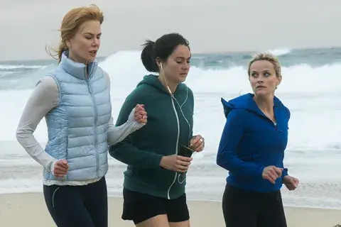 Big Little Lies fue creada por David E. Kelley y estaba basada en el libro de Liane Moriarty. Big Little Lies fue creada por David E. Kelley y estaba basada en el libro de Liane Moriarty.
