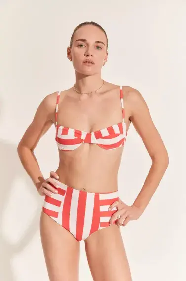 Bikini con bombacha alta y corpiño con aro, By Mumi $98.000 Bikini con bombacha alta y corpiño con aro, By Mumi $98.000