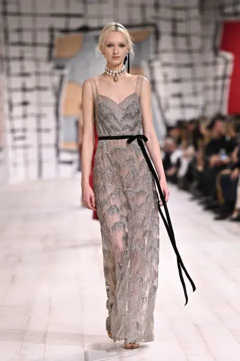 Bowcore: moños, perlas y cintos negros en Dior. Bowcore: moños, perlas y cintos negros en Dior.