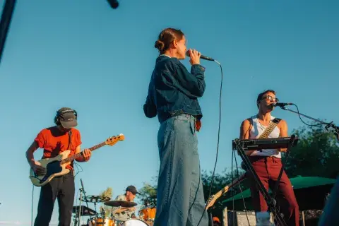 En Camping Bariloche, hay bandas de música todas las semanas para escuchar frente al Nahuel Huapi En Camping Bariloche, hay bandas de música todas las semanas para escuchar frente al Nahuel Huapi