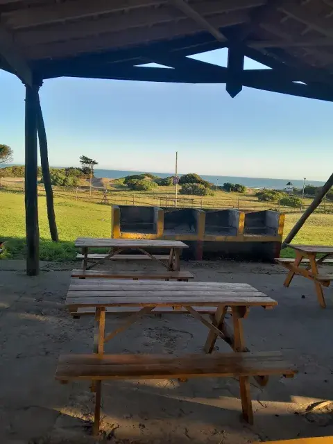 Vacacionar a pocos metros del mar y con acceso directo a la playa es posible. Vacacionar a pocos metros del mar y con acceso directo a la playa es posible.