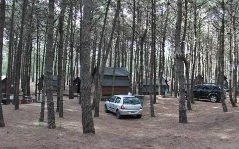 Parar en el bosque y cerca del mar con un presupuesto acorde al estilo de vida sencillo que propone la vida de camping es una gran opción. Parar en el bosque y cerca del mar con un presupuesto acorde al estilo de vida sencillo que propone la vida de camping es una gran opción.