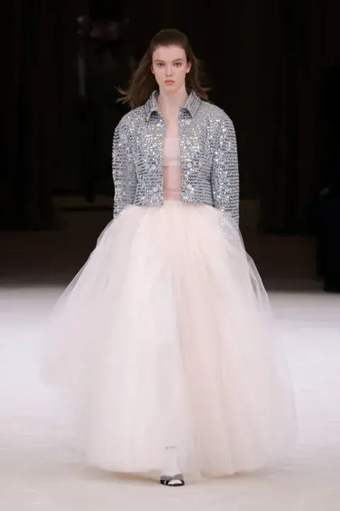Chanel: balletcore urbano y una chaqueta protagonista. Chanel: balletcore urbano y una chaqueta protagonista.