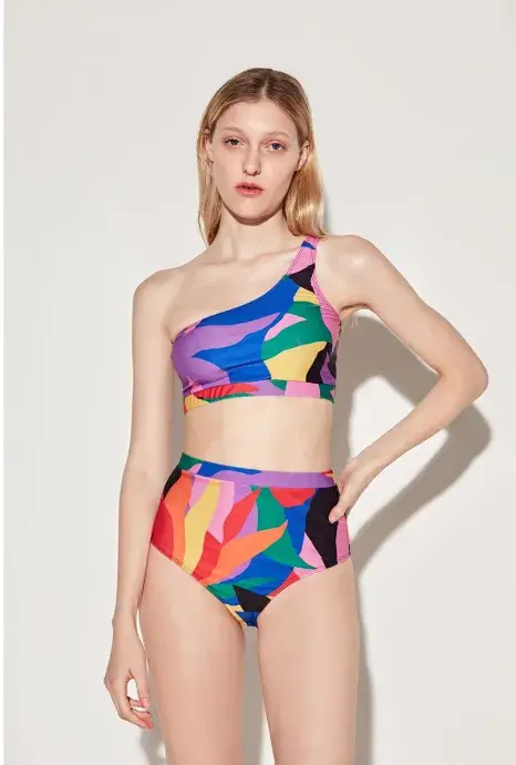Bikini con bombacha alta y corpiño un sólo hombro, Complot $47.990 Bikini con bombacha alta y corpiño un sólo hombro, Complot $47.990