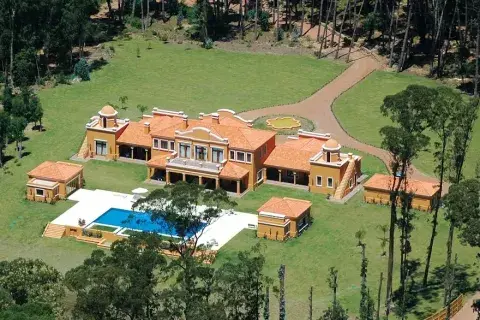 Laguna, un predio de ocho hectáreas y todos los detalles de su impresionante casa. Laguna, un predio de ocho hectáreas y todos los detalles de su impresionante casa.