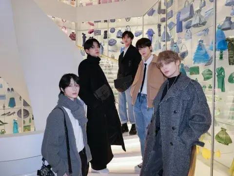 TOMORROW X TOGETHER hace historia con Dior en la Semana de la Moda en París.