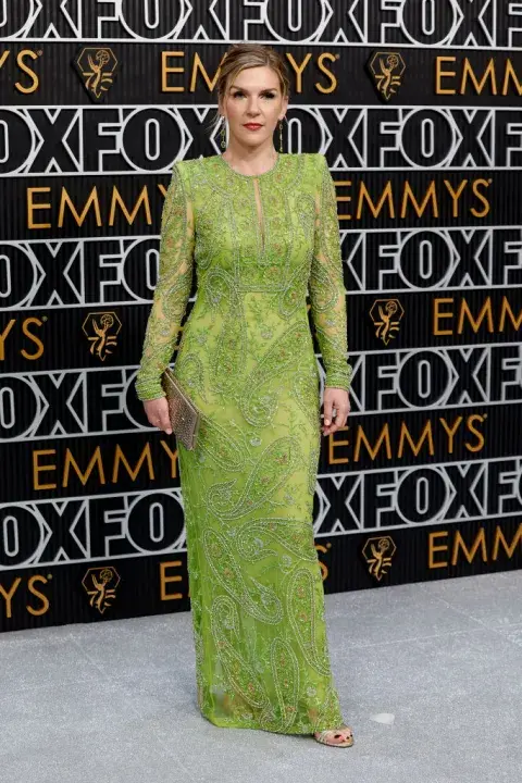 Rhea Seehorn en la alfombra roja de los Premios Emmy 2023. Rhea Seehorn en la alfombra roja de los Premios Emmy 2023.