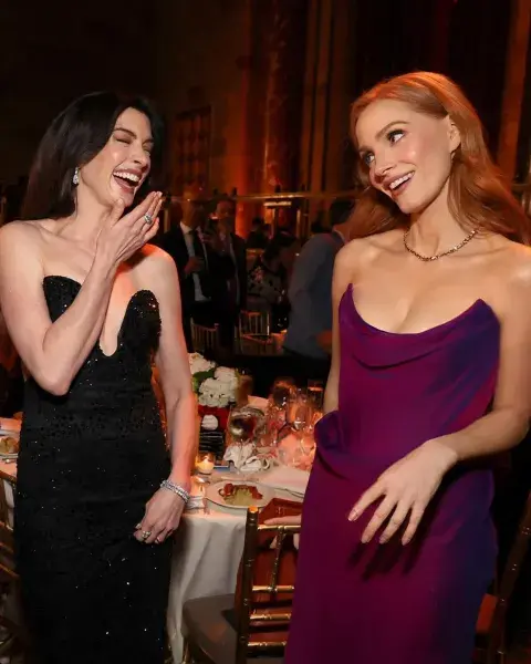 Los glamorosos looks de Anne Hathaway y Jessica Chastain presentando Instinto Maternal. Los glamorosos looks de Anne Hathaway y Jessica Chastain presentando Instinto Maternal.