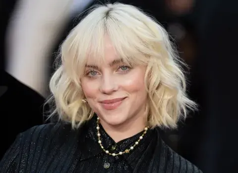 Billie Eilish fue una de las pioneras en usar el corte de pelo furor en el mundo. Billie Eilish fue una de las pioneras en usar el corte de pelo furor en el mundo.