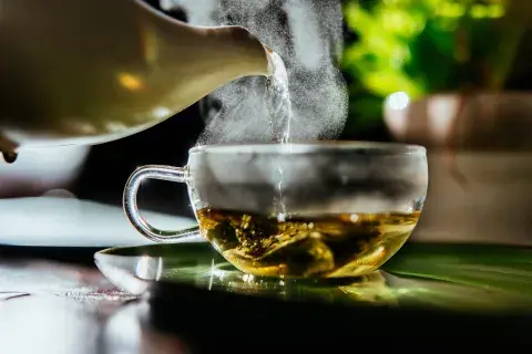 Se recomienda no tomar más de 3 tazas de té de perejil por día.