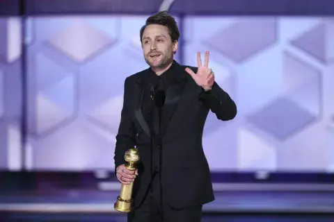 Kieran Culkin, de Succession, y su chicaneo a Pedro Pascal en los Golden Globes 2024.
