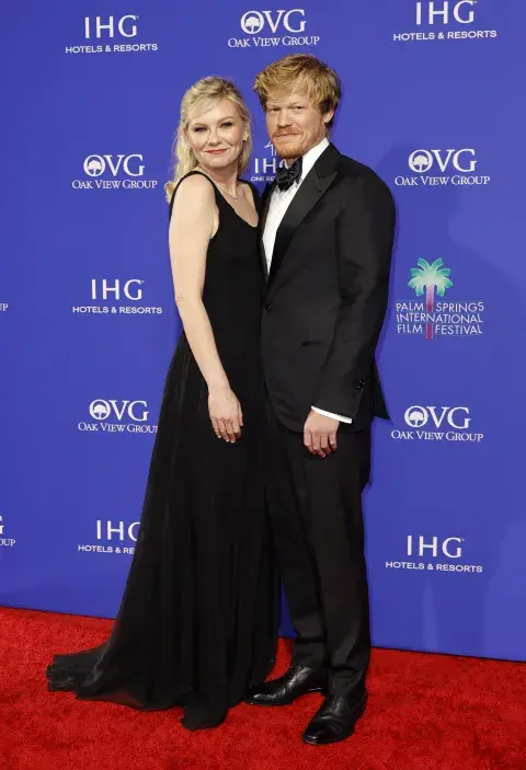 Kirsten Dunst y Jesse Plemons en la alfombra roja de Palm Springs Film Festival. Kirsten Dunst y Jesse Plemons en la alfombra roja de Palm Springs Film Festival.