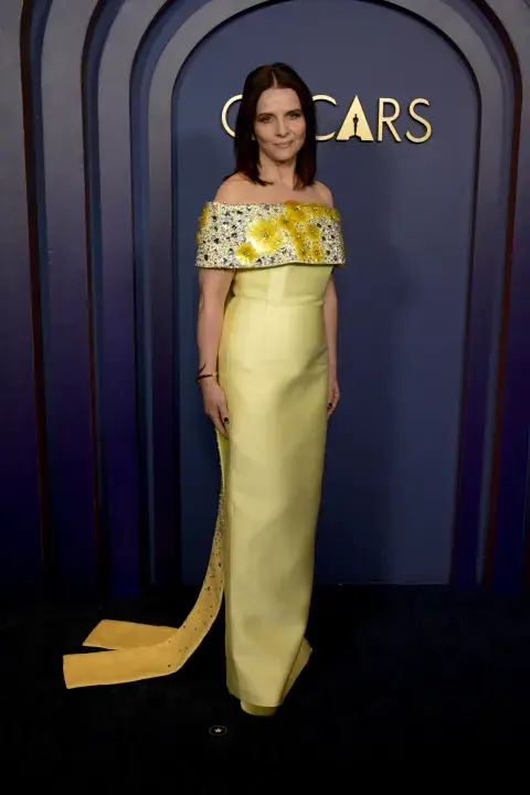 Juliette Binoche en la alfombra roja de los Governors Awards 2024.
