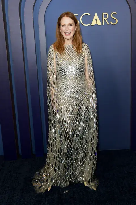 Julianne Moore en la alfombra roja de los Governors Awards 2024.