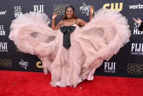Danielle Brooks en la alfombra roja de los Critics Choice Awards 2024. Danielle Brooks en la alfombra roja de los Critics Choice Awards 2024.