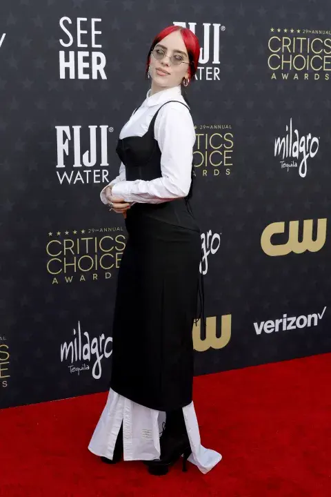 Billie Eilish en la alfombra roja de los Critics Choice Awards 2024. Billie Eilish en la alfombra roja de los Critics Choice Awards 2024.