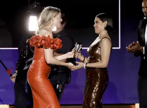 Margo Robbie le entrega a America Ferrera el premio SeeHer en los Critics Choice Awards 2024. Margo Robbie le entrega a America Ferrera el premio SeeHer en los Critics Choice Awards 2024.