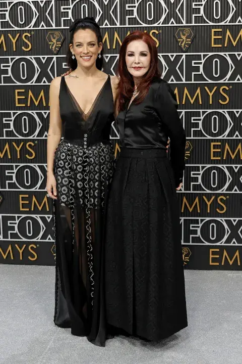 Riley Keough y Priscilla Presley en la alfombra roja de los Premios Emmy 2023. Riley Keough y Priscilla Presley en la alfombra roja de los Premios Emmy 2023.