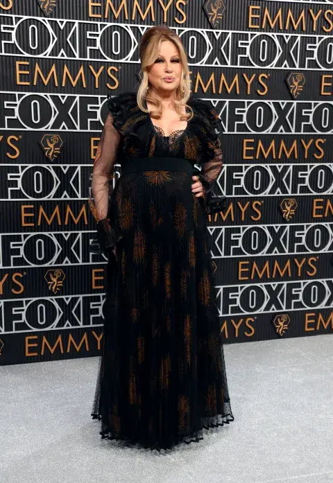 Jennifer Coolidge en la alfombra roja de los Premios Emmy 2023. Jennifer Coolidge en la alfombra roja de los Premios Emmy 2023.