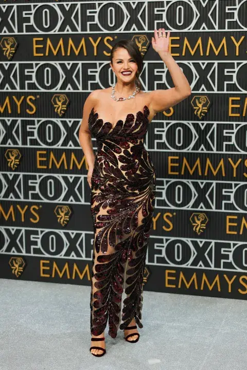 Selena Gomez en la alfombra roja de los Premios Emmy 2023. Selena Gomez en la alfombra roja de los Premios Emmy 2023.