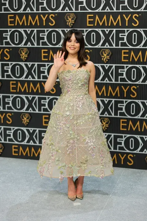 Jenna Ortega en la alfombra roja de los Premios Emmy 2023. Jenna Ortega en la alfombra roja de los Premios Emmy 2023.