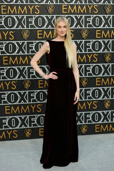 Elizabeth Debicki en la alfombra roja de los Premios Emmy 2023. Elizabeth Debicki en la alfombra roja de los Premios Emmy 2023.
