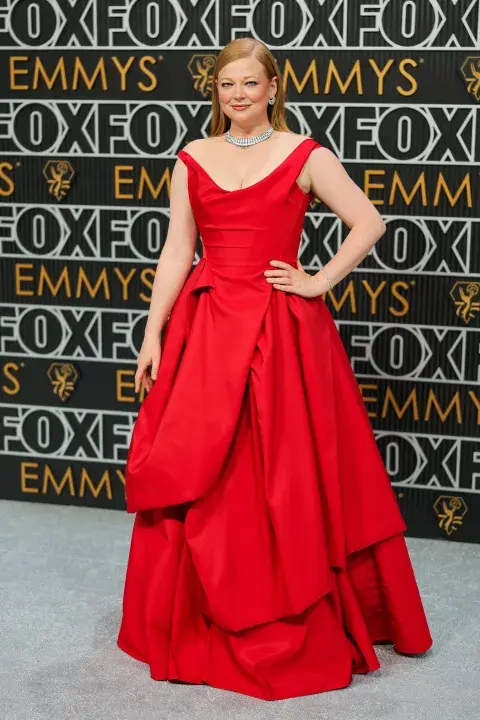 Sarah Snook en la alfombra roja de los Premios Emmy 2023. Sarah Snook en la alfombra roja de los Premios Emmy 2023.