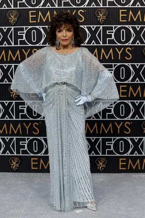 Joan Collins en la alfombra roja de los Premios Emmy 2023. Joan Collins en la alfombra roja de los Premios Emmy 2023.