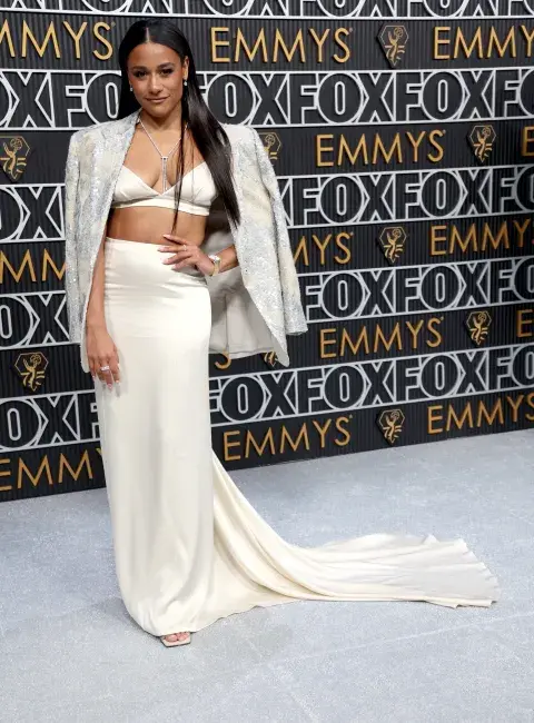 Ariana DeBose en la alfombra roja de los Premios Emmy 2023. Ariana DeBose en la alfombra roja de los Premios Emmy 2023.